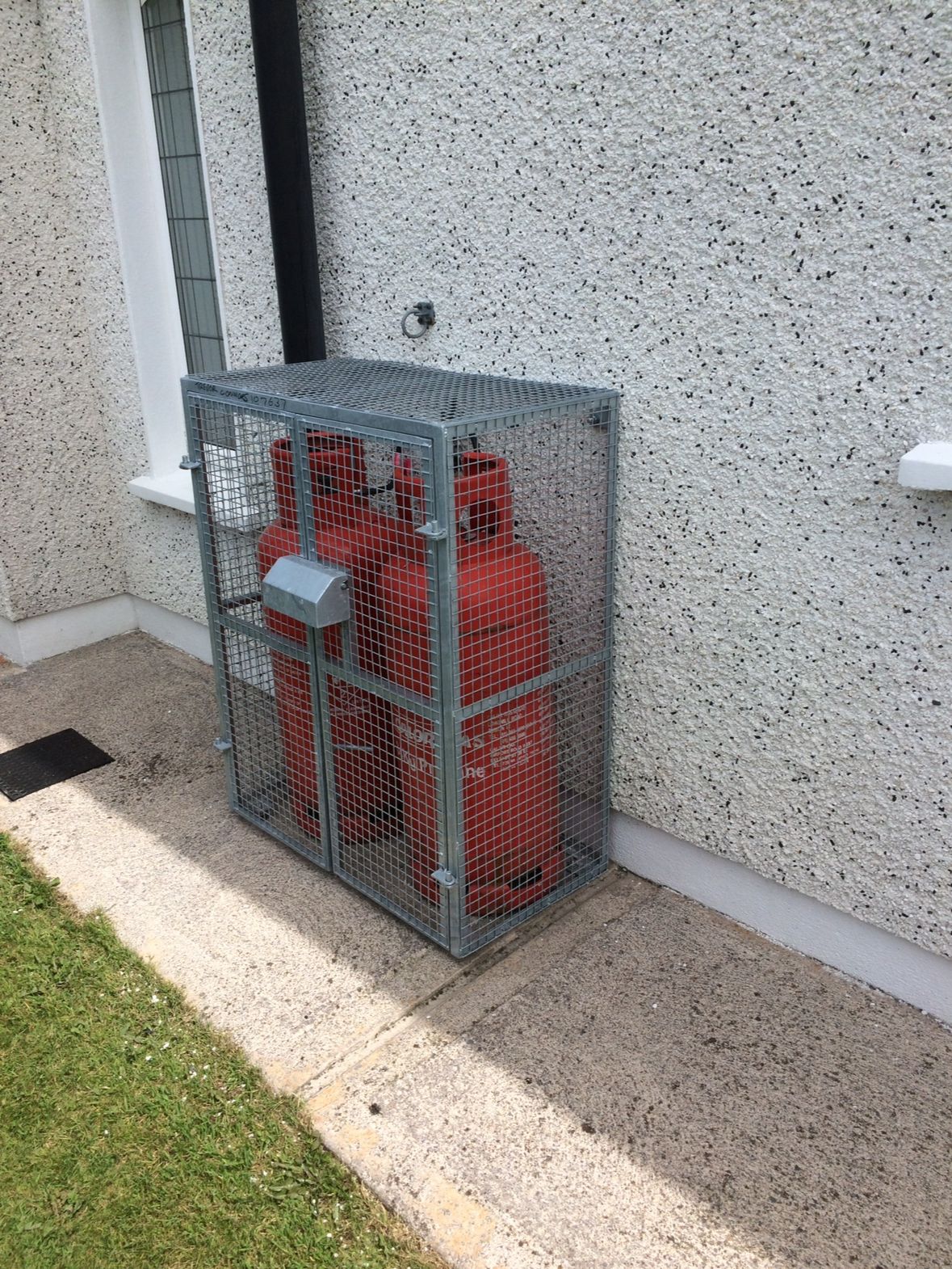 Galvanized steel mesh gas cylinder security cage