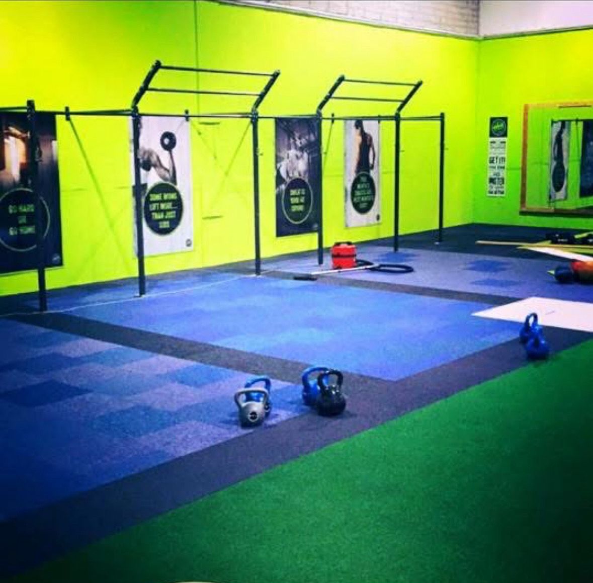 Commercial gym pull-up rig structure