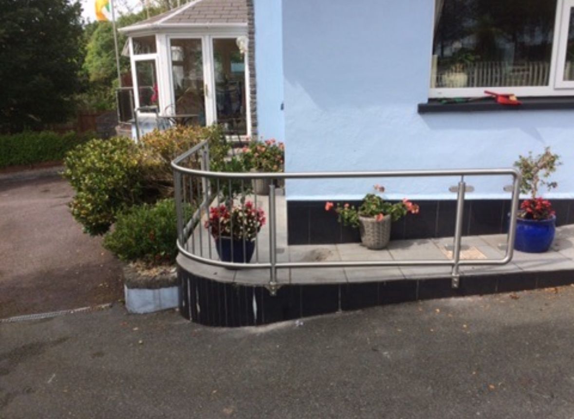 Curved stainless steel residential railings