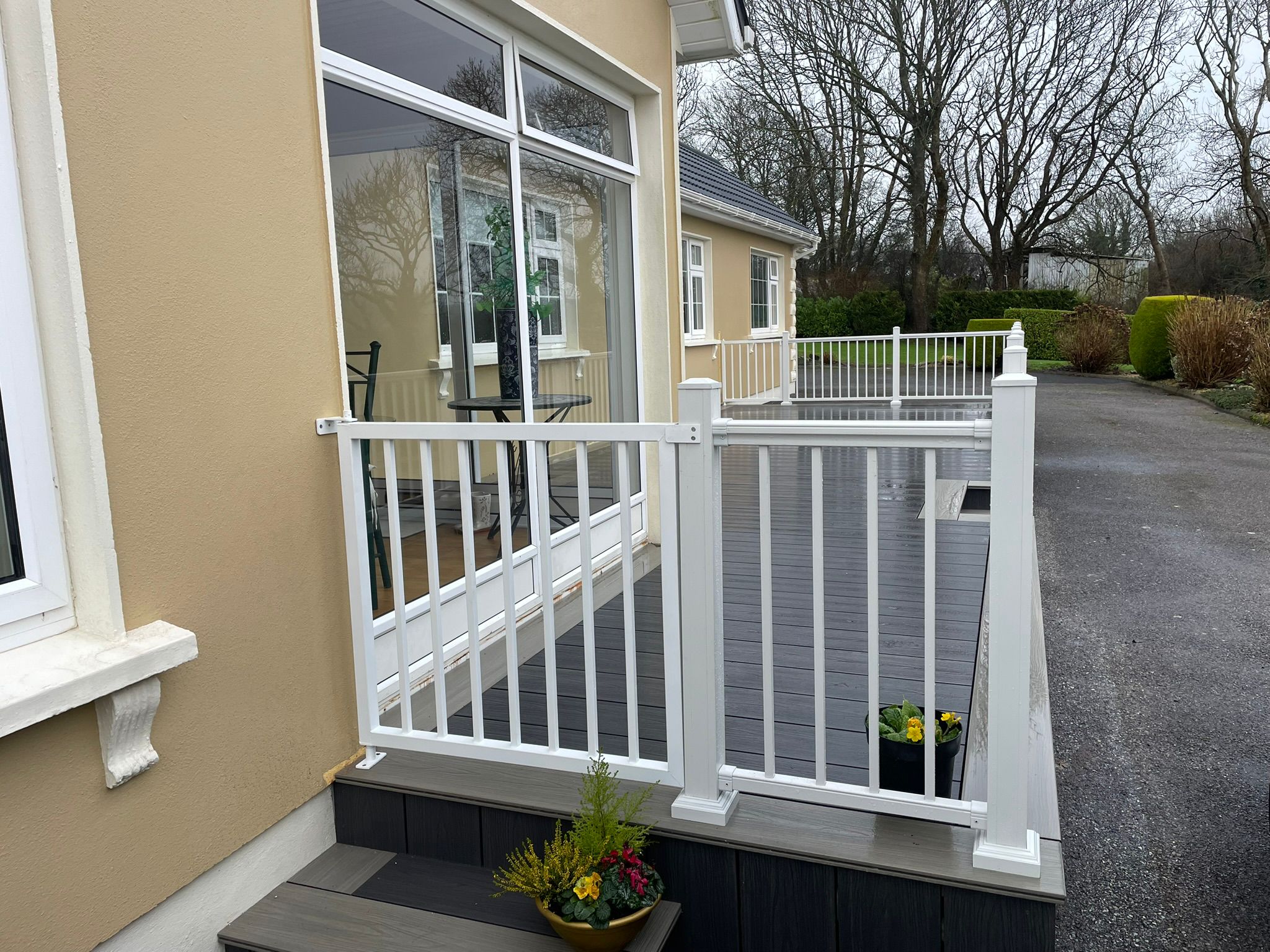 White powder-coated steel deck balustrade with vertical balusters